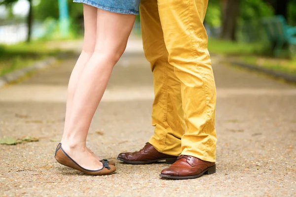 Männliche und weibliche Beine bei einem Date — Stockfoto