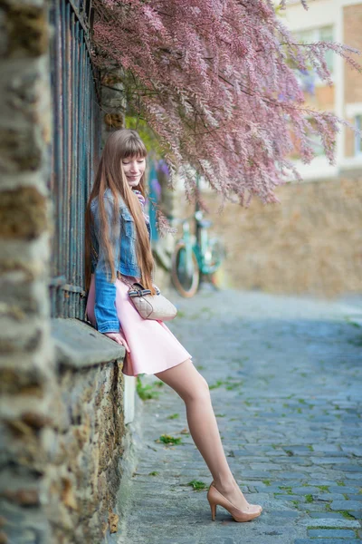 Krásná žena v růžových šatech v Pařížské ulici — Stock fotografie