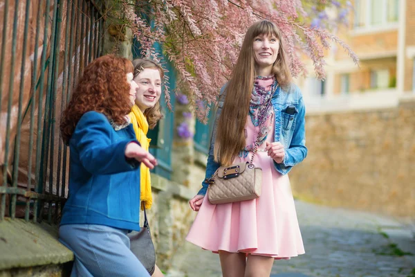 Meninas bonitas conversando em uma rua parisiense — Fotografia de Stock