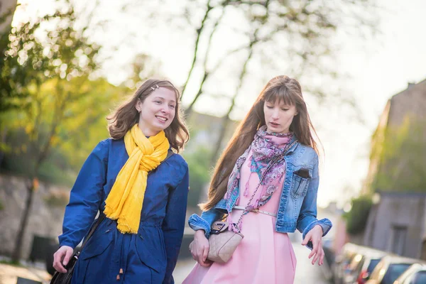 Dos hermosas chicas caminando juntas y charlando — Foto de Stock