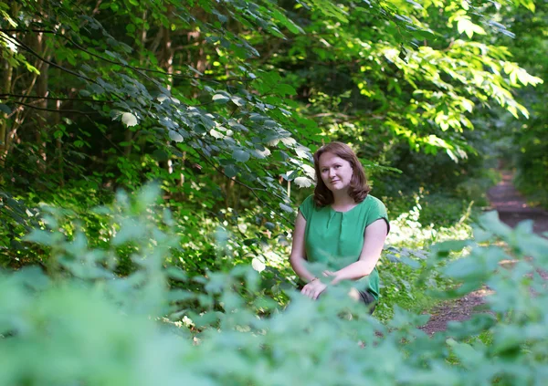 Flicka i en skog på en sommardag. — Stockfoto