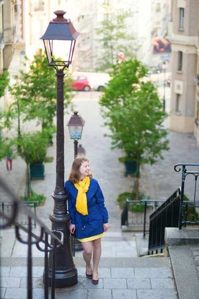 Chica joven feliz en una calle de Montmartre —  Fotos de Stock