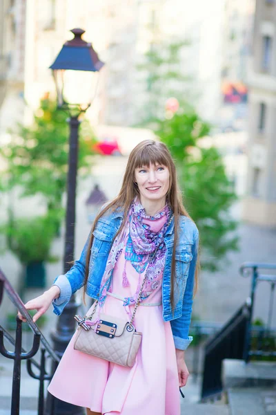 Mooi meisje in roze jurk op montmartre — Stockfoto