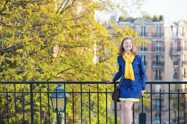 Happy young girl on a street of Montmartre — Stock Photo, Image