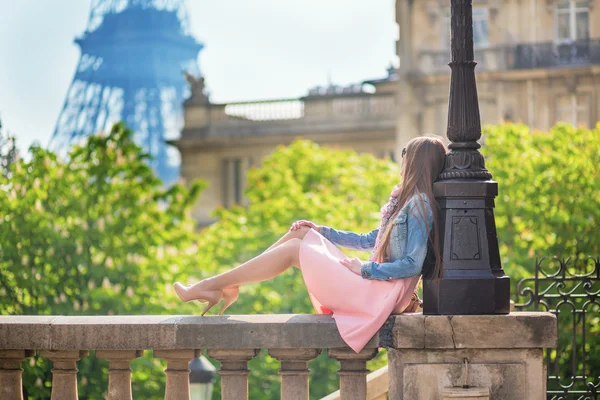 Paris güzel bir genç kadın — Stok fotoğraf