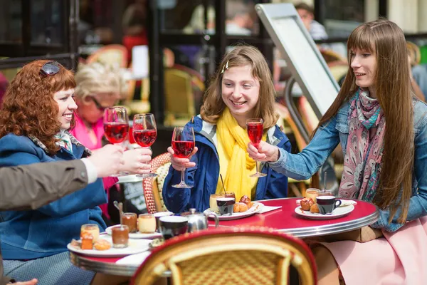 Beautiful girls in a Parisian cafe. — Stock Photo, Image