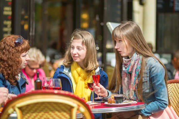 Vackra flickor i en parisisk café. — Stockfoto