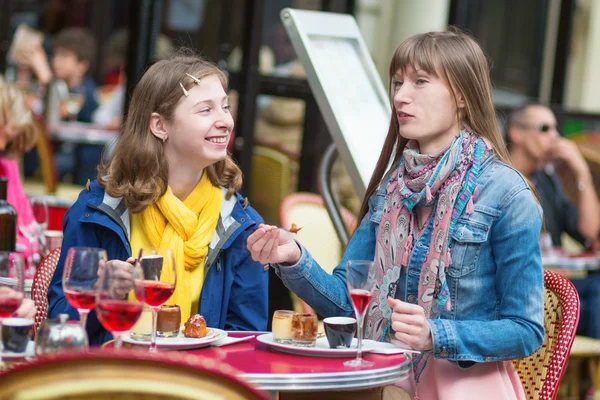 Vackra flickor i en parisisk café. — Stockfoto