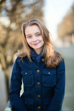 bir bahar günü açık havada genç kız