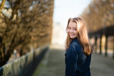 bir bahar günü açık havada genç kız