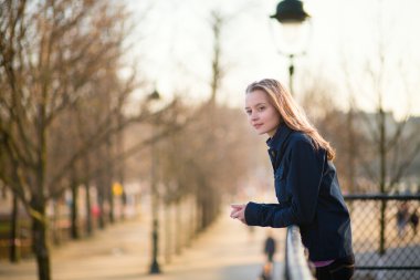bir bahar günü açık havada genç kız