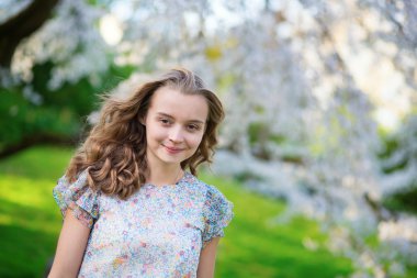 güzel kadın kiraz çiçek, Bahçe