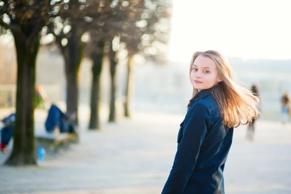 Ung flicka utomhus på en vårdag — Stockfoto