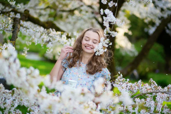 Beautiful woman in blooming cherry garden — Stock Photo, Image