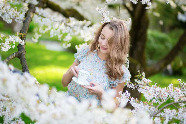 Bella donna in fiore giardino di ciliegie — Foto Stock