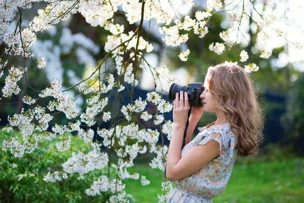 Gyönyörű nő a virágzó Cseresznyés kert — Stock Fotó