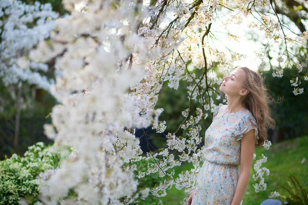 Bella donna in fiore giardino di ciliegie — Foto Stock