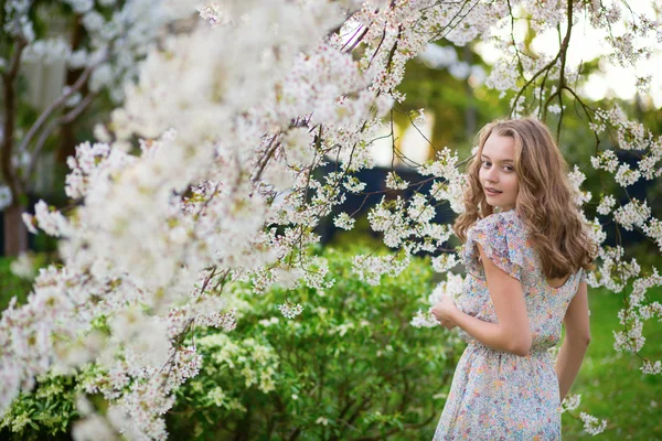 Hermosa mujer en floreciente jardín de cerezos —  Fotos de Stock