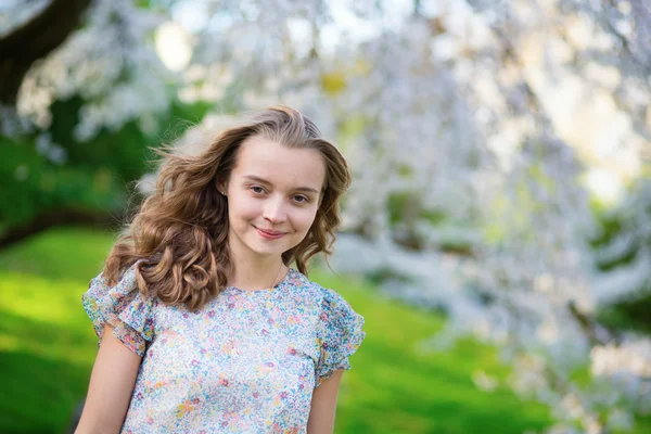 Hermosa mujer en floreciente jardín de cerezos — Foto de Stock