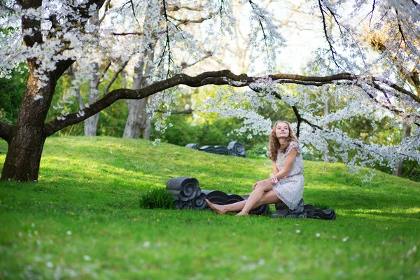 Hermosa mujer en floreciente jardín de cerezos —  Fotos de Stock