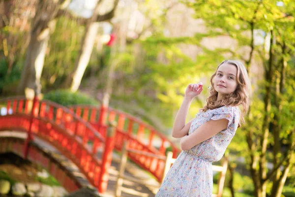 Jovem turista no Japão em um dia de primavera — Fotografia de Stock