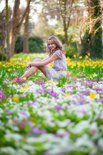 Menina bonita na floresta em um dia de primavera — Fotografia de Stock
