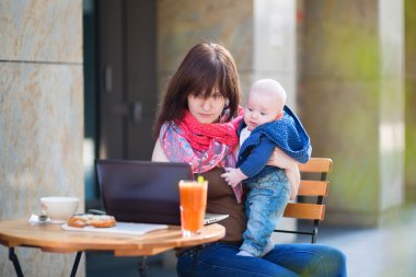 genç anne ile küçük oğlu onu laptop çalışma