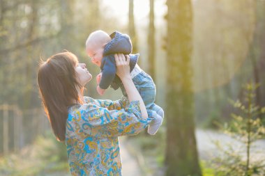 genç anne ile oğlu bahar orman