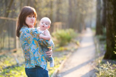 genç anne ile oğlu bahar orman