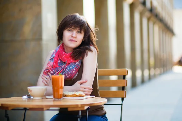 Giovane ragazza che fa colazione in un caffè — Foto Stock