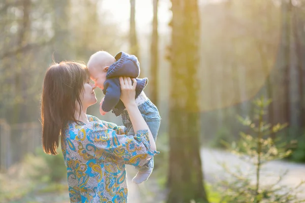 Ung mamma med sin son i en skog med våren — Stockfoto