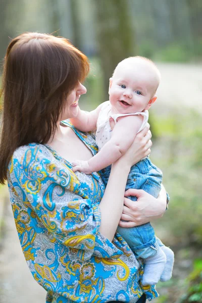 Ung mamma med sin son i en skog med våren — Stockfoto