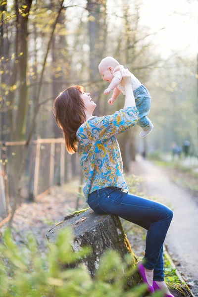 genç anne ile oğlu bahar orman