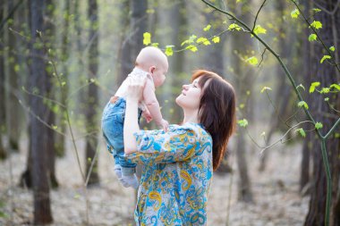 genç anne ile oğlu bahar orman