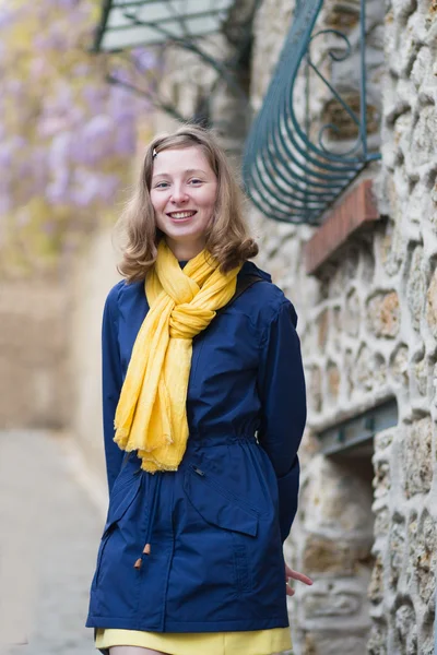 Happy girl on a street of Montmartre — Stock Photo, Image