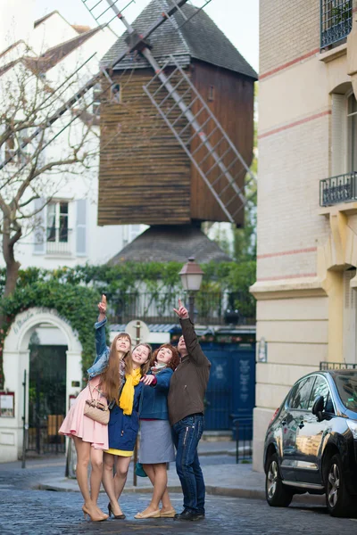 パリを一緒に 4 人の友人 — ストック写真