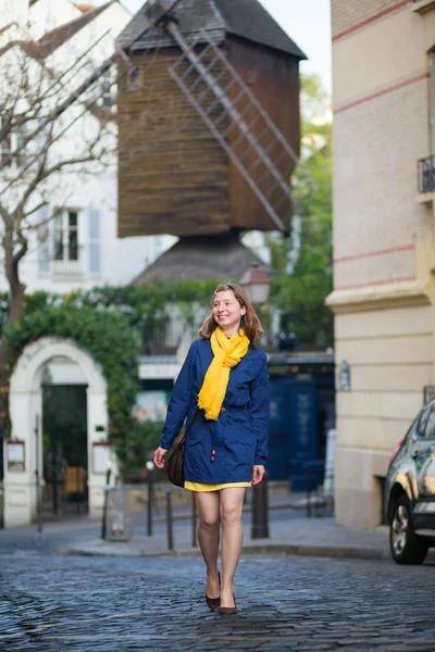 Chica feliz en una calle de Montmartre — Foto de Stock