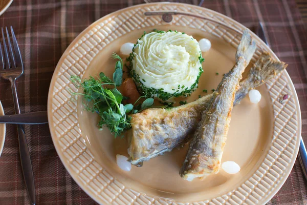 Peixe-gelo frito e puré de batata — Fotografia de Stock