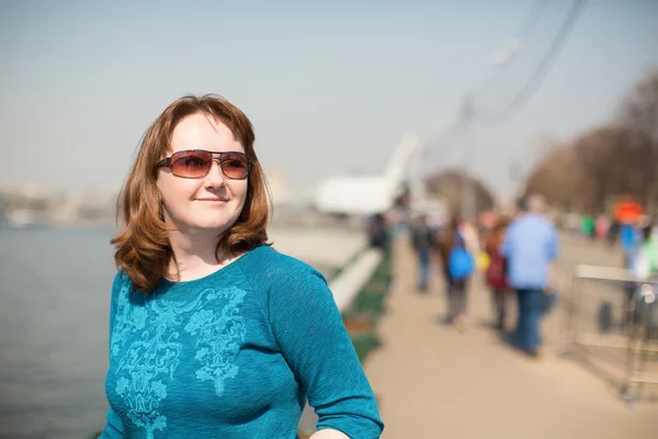 Glückliche junge Touristin in Moskau — Stockfoto