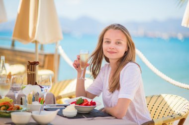 bir sahil restoranı güzel genç kadın