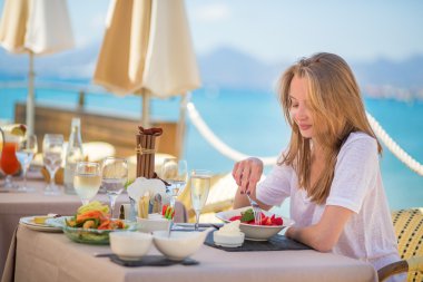 bir sahil restoranı güzel genç kadın