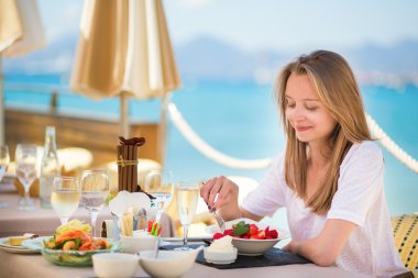 bir sahil restoranı güzel genç kadın