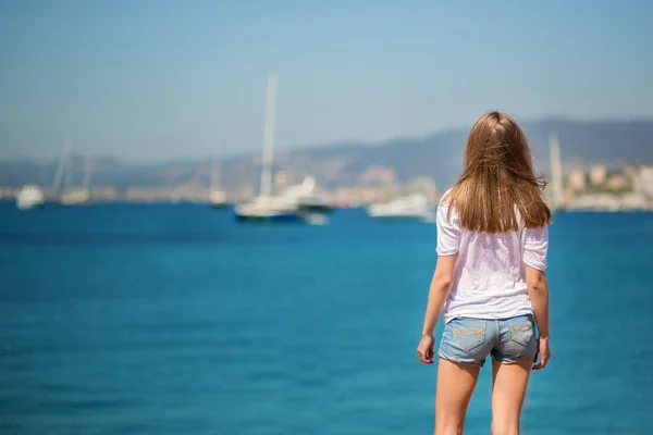 Junge Frau blickt aufs Meer — Stockfoto