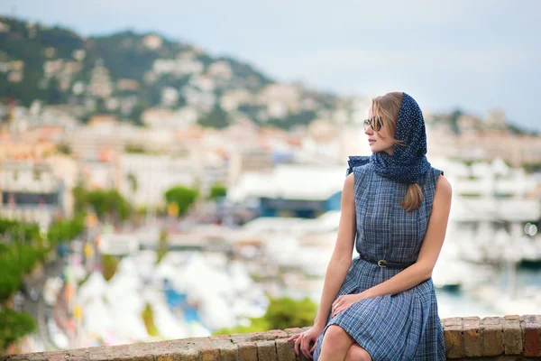 Elegancki młoda kobieta w starym mieście w cannes — Zdjęcie stockowe