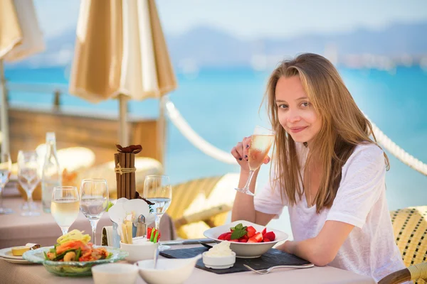 Schöne junge Frau in einem Strandrestaurant — Stockfoto