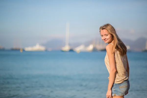 Chica feliz en una playa — Foto de Stock