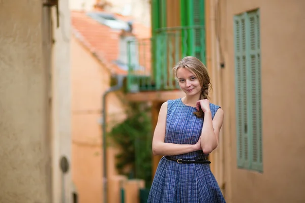 Elegante giovane donna nel centro storico di Cannes — Foto Stock