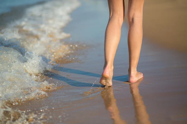 Wandelen op het strand — Stockfoto