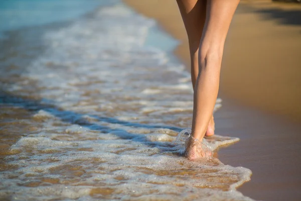 Caminhando na praia — Fotografia de Stock