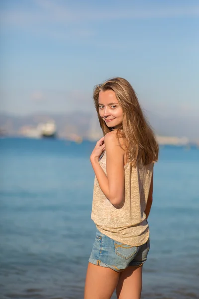 Belle jeune femme à la plage — Photo